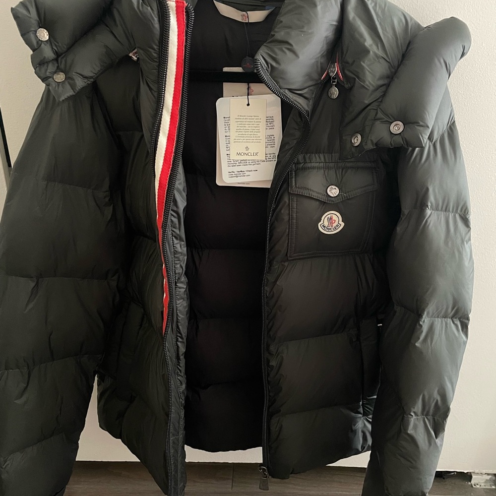 New Moncler Puffer Jacket
New
Scannable 
Color - Dark green 
Grade A
Size -2